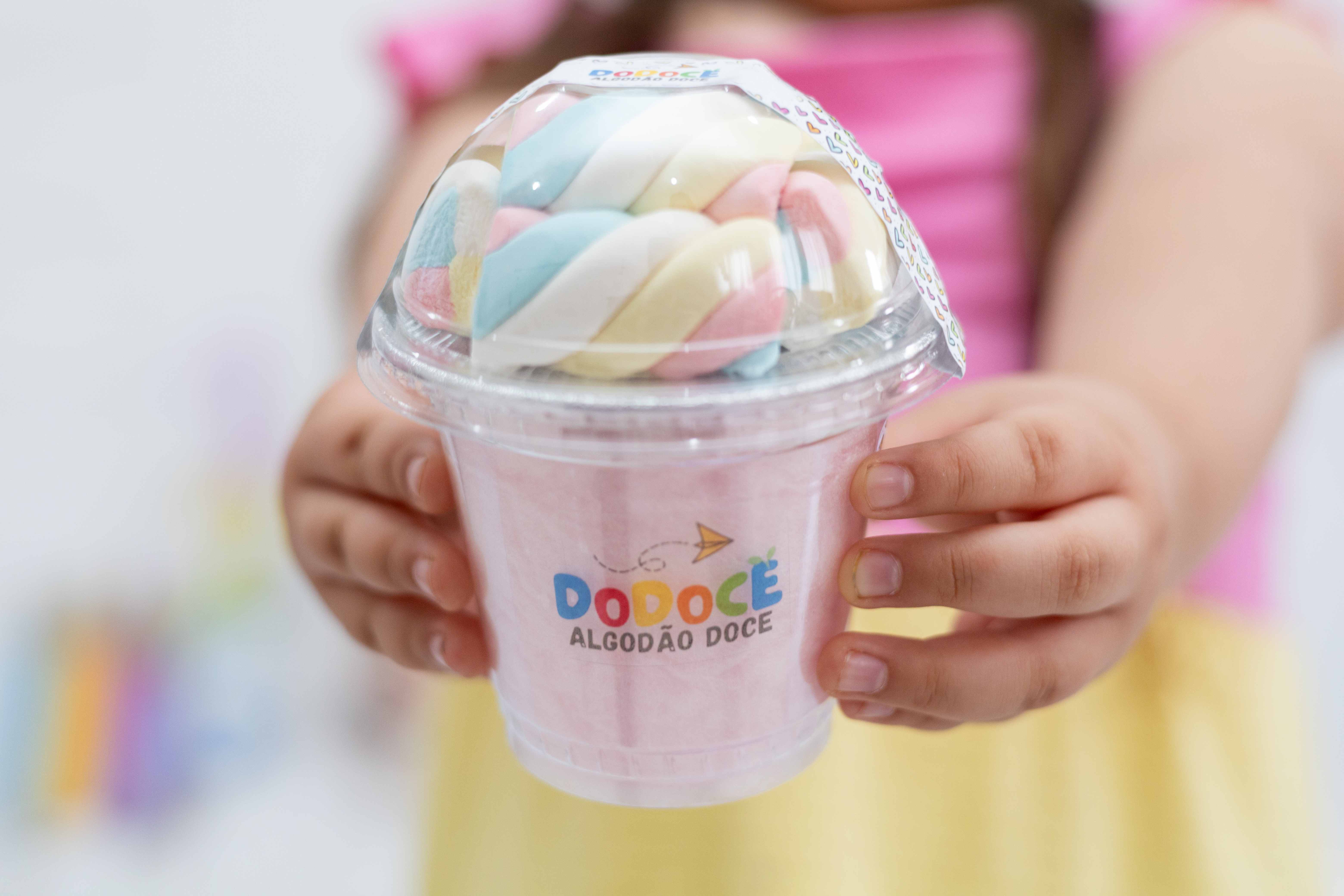 Algodão-doce gourmet Dodoce em copo personalizado com marshmallows coloridos